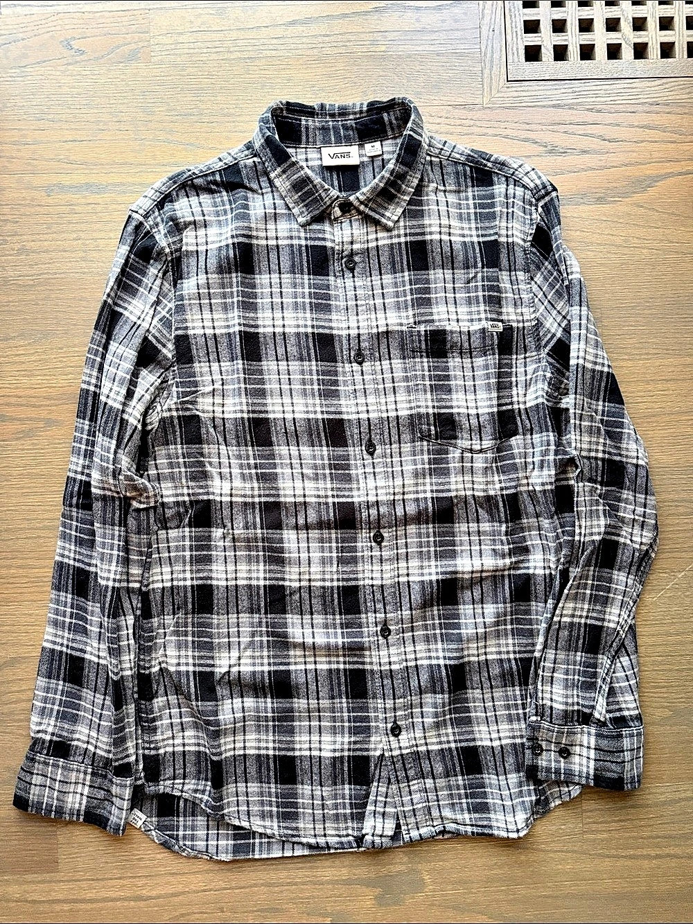 Vans Plaid Flannel Button Down Shirt in Black & Gray Size Medium